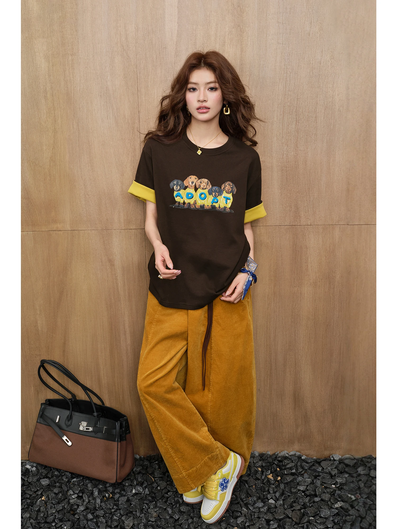 

Комплект MIUCO: футболка с принтом собаки в американском повседневном стиле, ретро, с коротким рукавом, и вельветовые брюки с широкими штанинами — модный женский комплект.