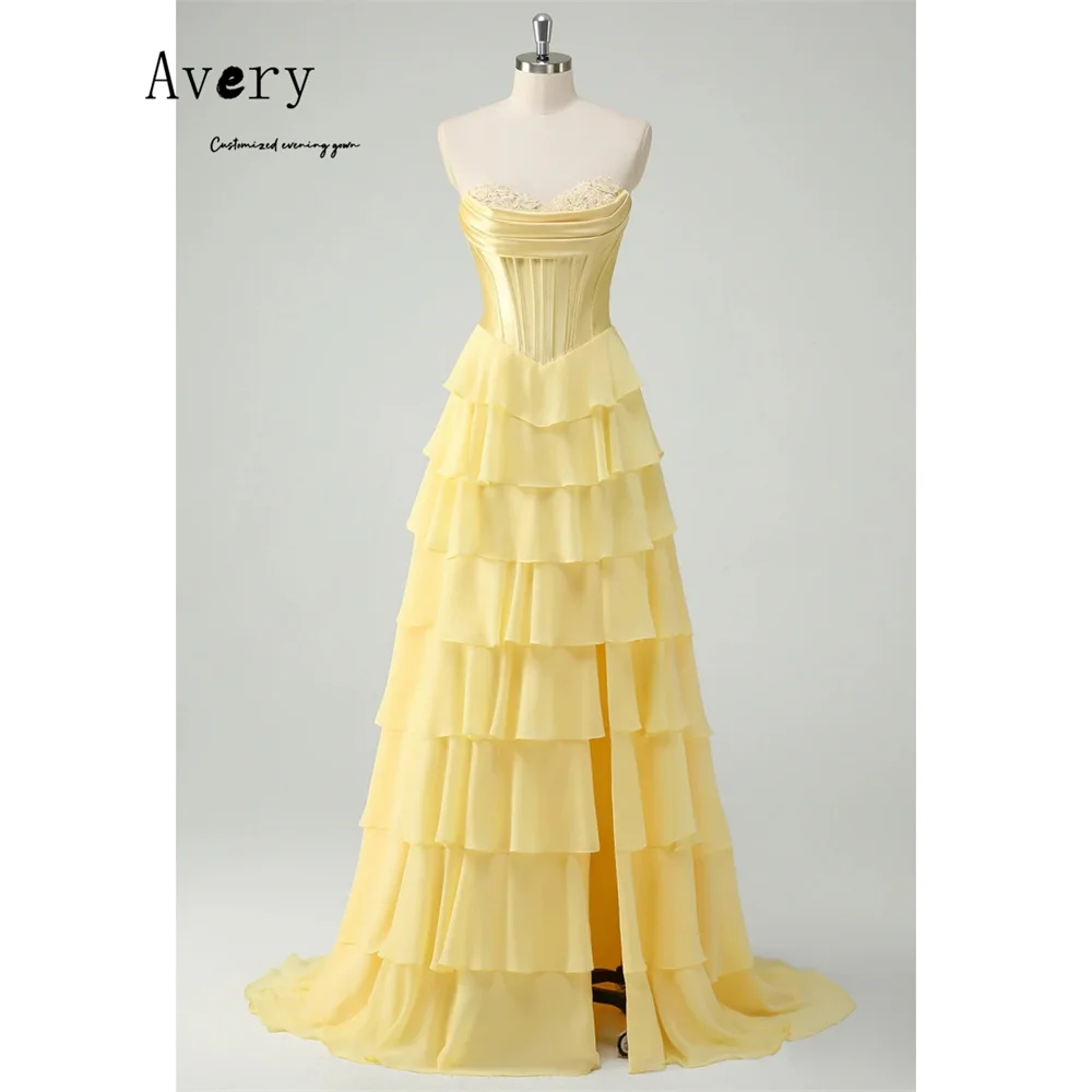 فساتين سهرة نسائية فاخرة بدون أكمام بفتحات جانبية صفراء مخصصة من Avery 2025 فستان حفلات نسائي أنيق فاخر