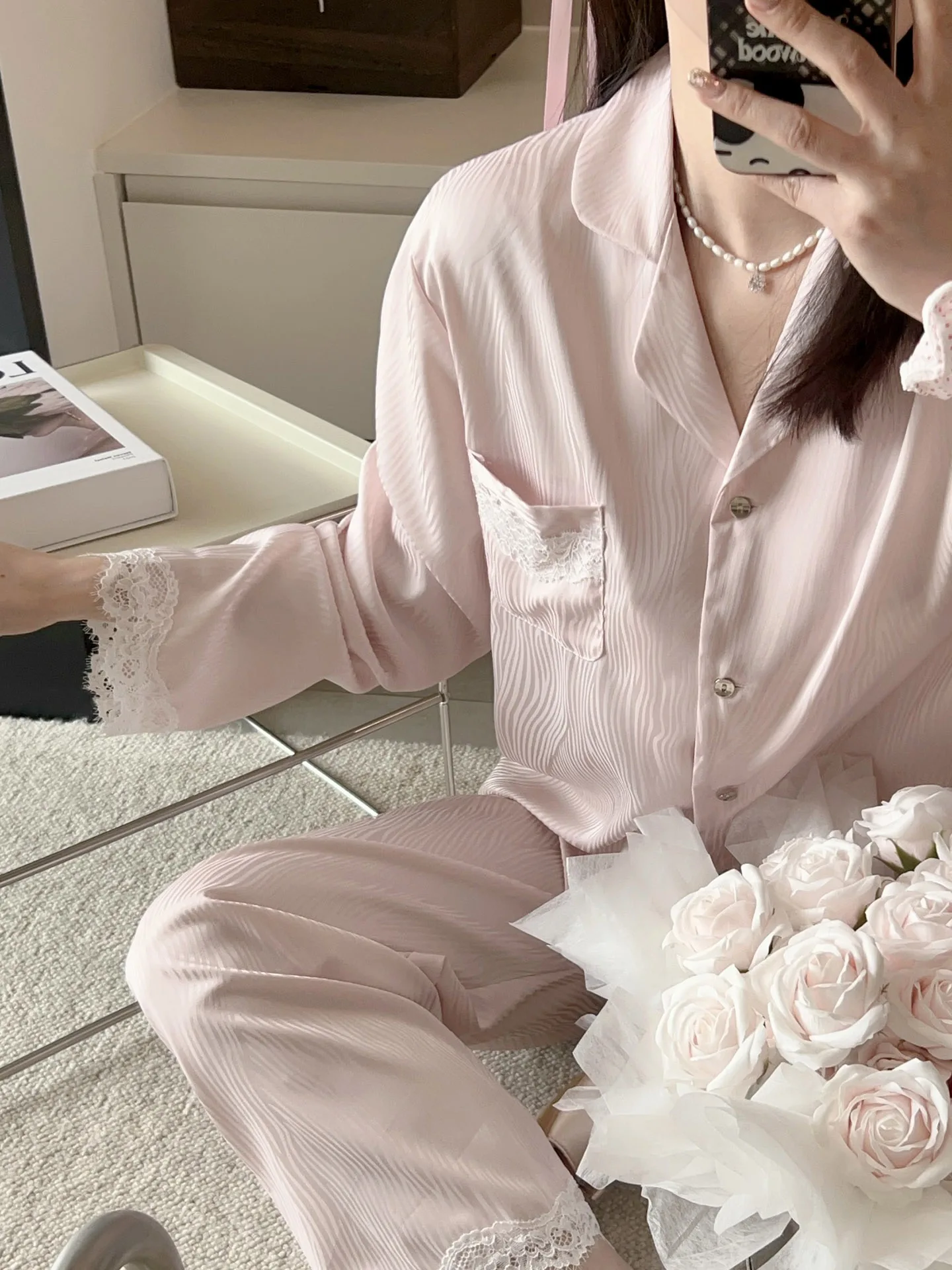 エレガントな長袖シルクパジャマ女性用アイスシルクホーム服セットレーストリム快適なルーズフィット四季に適しています