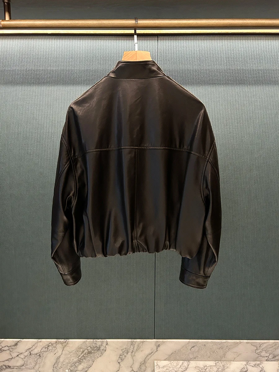 Giacca corta in shearling da donna in vera pelle con colletto rialzato in nero