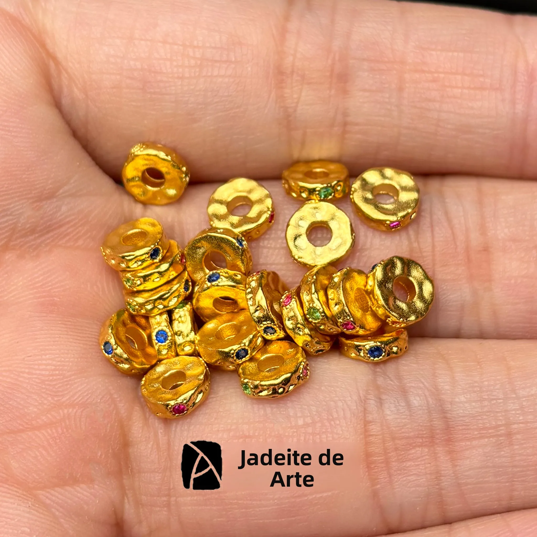 espacador-de-contas-com-padrao-martelado-e-diamantes-coloridos-avados-em-ouro-24k-metodo-an-jupin-para-acorios-de-jo