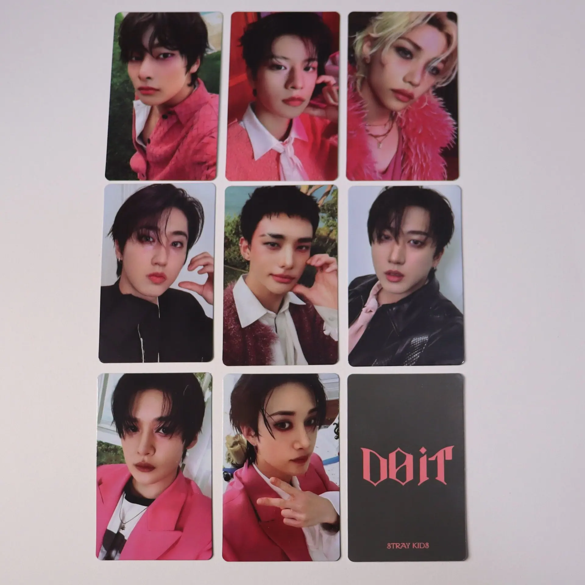 

Коллекционные карточки Stray Kids (8 шт.) из альбома DOIT: SKZOO, Банг Чан, Хён Джин, Феликс. Бонусные карточки, подарок для фанатов.