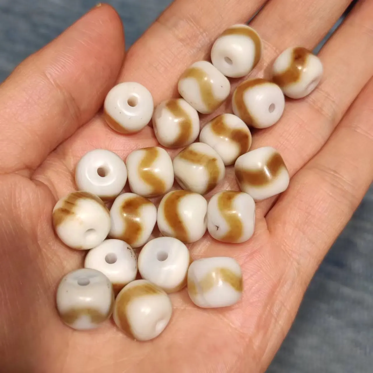 100pcs/lot natural/tiger tooth pattern/agate dzi wholesale Brownish-white Flat beads 11*10mm Accessories handiwork Accessories