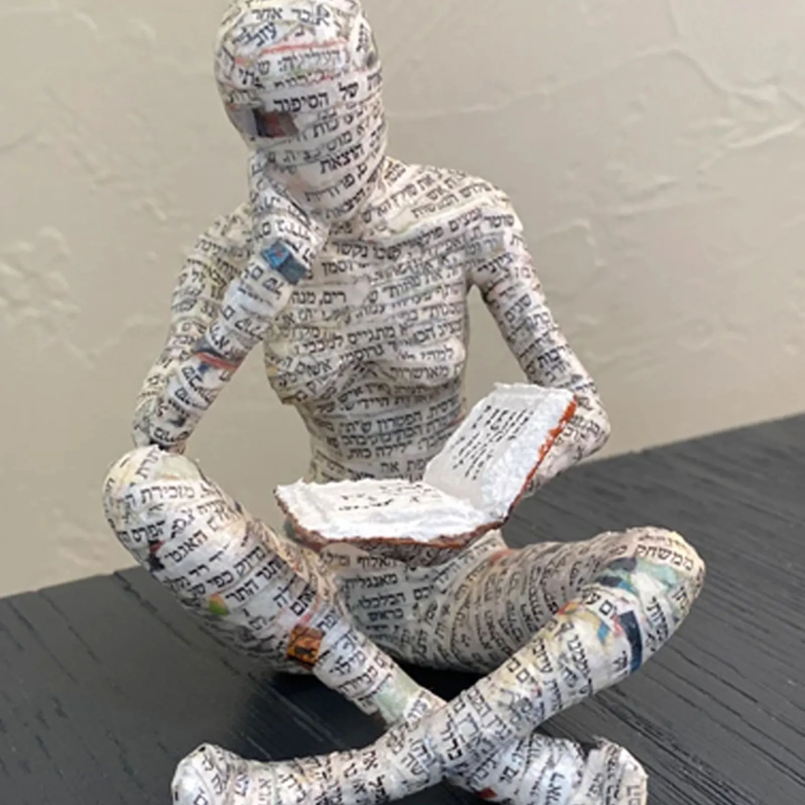 Pulp Woman Reading Book Decoration Meditation Style Home Resin Figurine Abstract Sculptural Figurine for Home Decor Modern Off