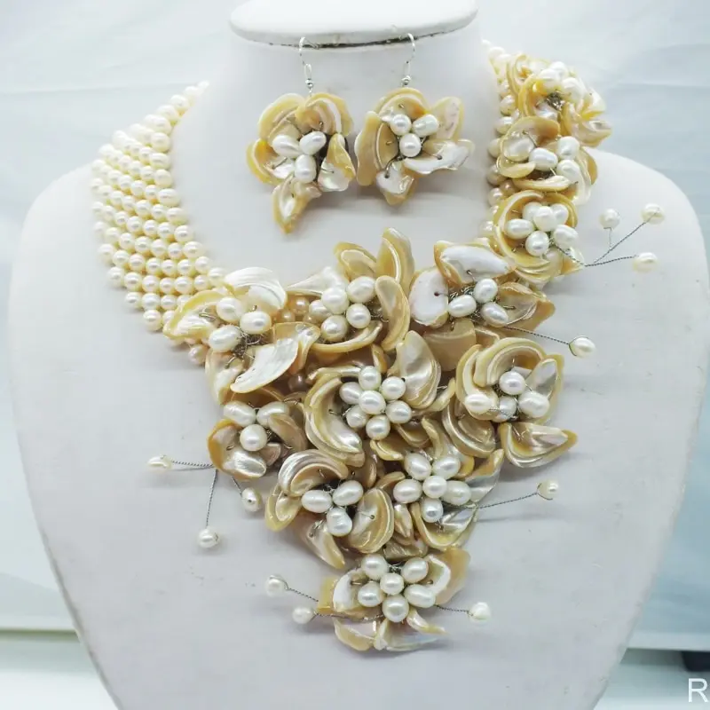 

brand new !! Classic romantic pearl shell flower necklace 19"