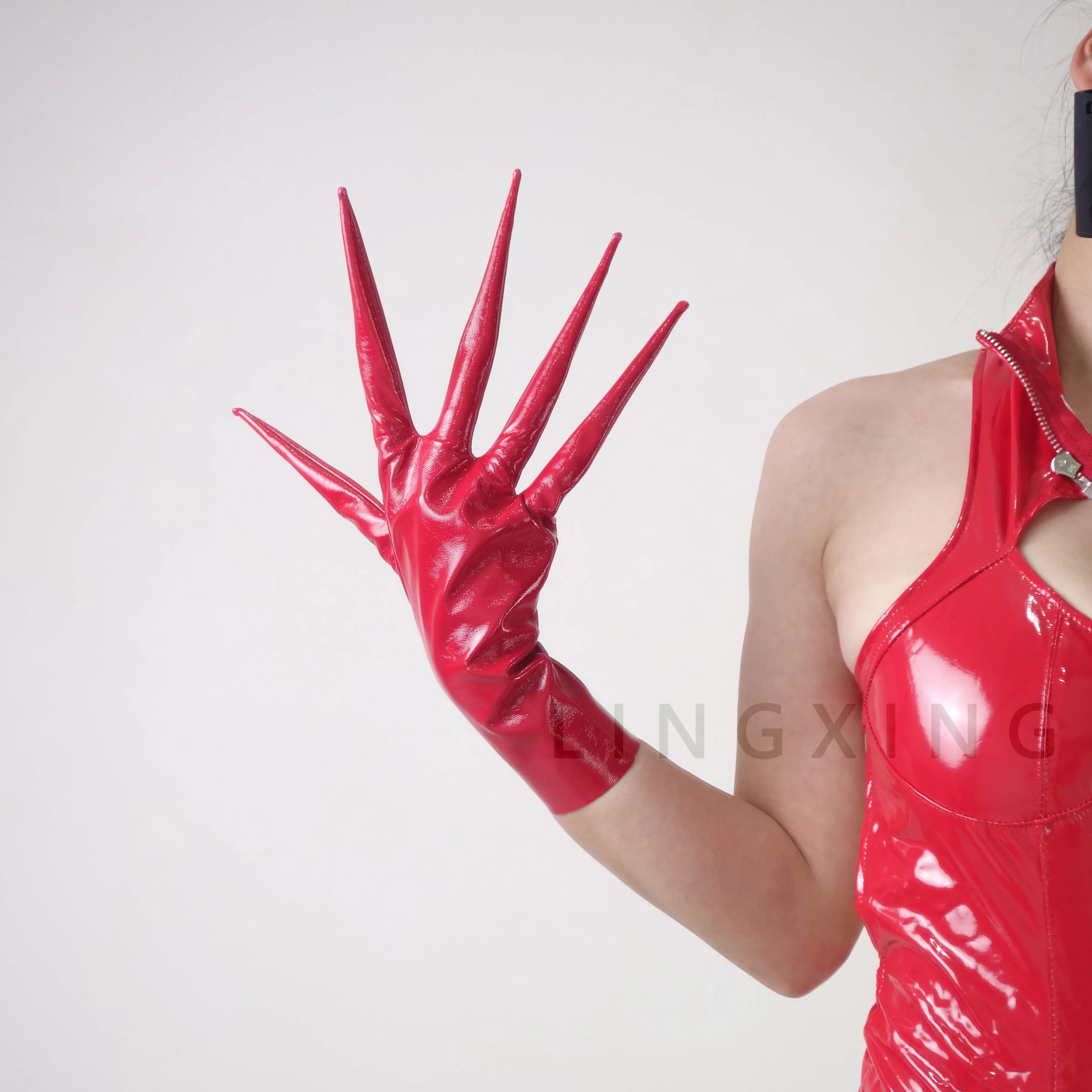 35 cm 14 Zoll spitze Fingerhandschuhe aus patentiertem Kunstleder PU mit langen Spikes an den Schultern, Armwärmer, glänzend schwarz, Pfoten-Drachenknöchel-Design – Detail 8