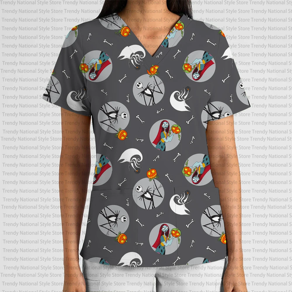 เสื้อยืดแฟชั่นใหม่สำหรับผู้หญิง ชุดยูนิฟอร์มทำงาน คอวี มีกระเป๋า ลาย The Nightmare Before Christmas แจ็คและแซลลี่ สำหรับร้านเสริมสวย
