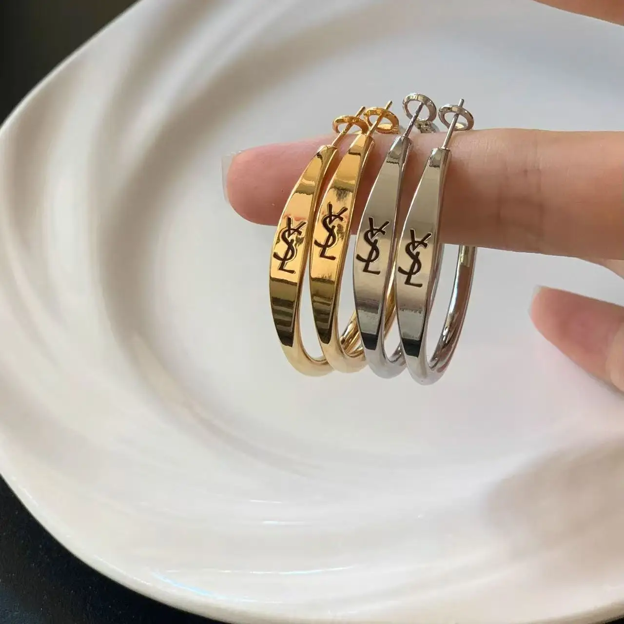 الذهب رسالة كبيرة هوب أقراط المرأة خمر الراقية الشعور هوب أقراط مبالغ فيها جو تصميم الأذن مجوهرات