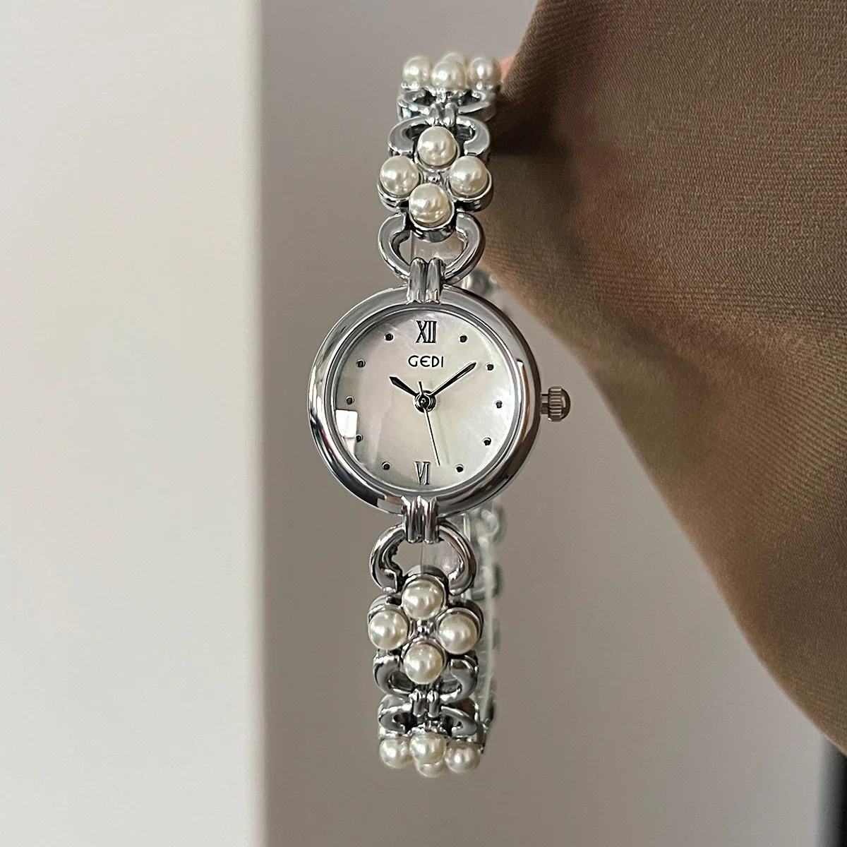 

Ladies Pearl chain Watch Temperament inlaid with Diamonds Lght Luxury Bracelet Waterproof Women Fashion Quartz Clock Watch