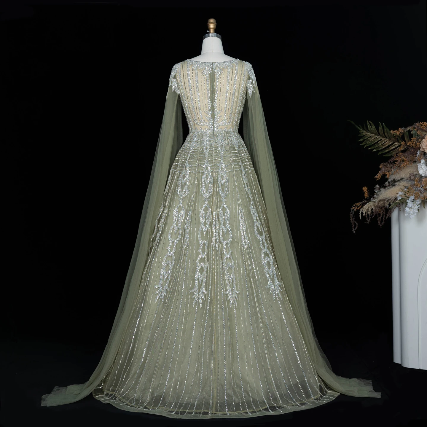 Sharon Said Luxuriöses grünes Abendkleid mit V-Ausschnitt, langen Tüll-Cape-Ärmeln, aufwendig mit Perlen verziert, für formelle Anlässe und Partys, SS073, nach Maß – Detail 9