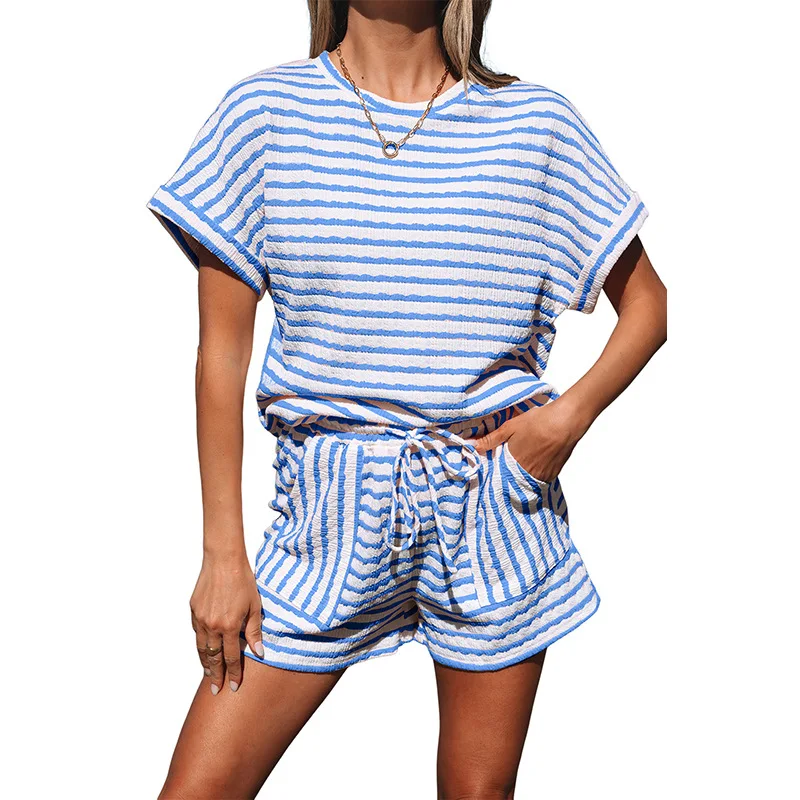 

2025 Лето Женский Новый Комплект Синие Полосы Повседневный Уличный Комплект из 2 предметов Женская футболка с круглым вырезом и коротким рукавом Шорты с высокой талией на шнурке