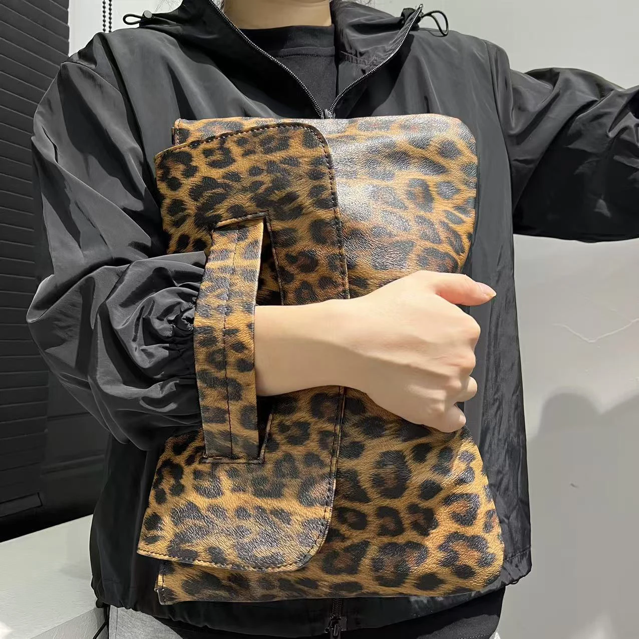 

2025 new women's retro leopard print handbag,European and American style,large capacity,one-handed grab bag,dinner bag,envelope