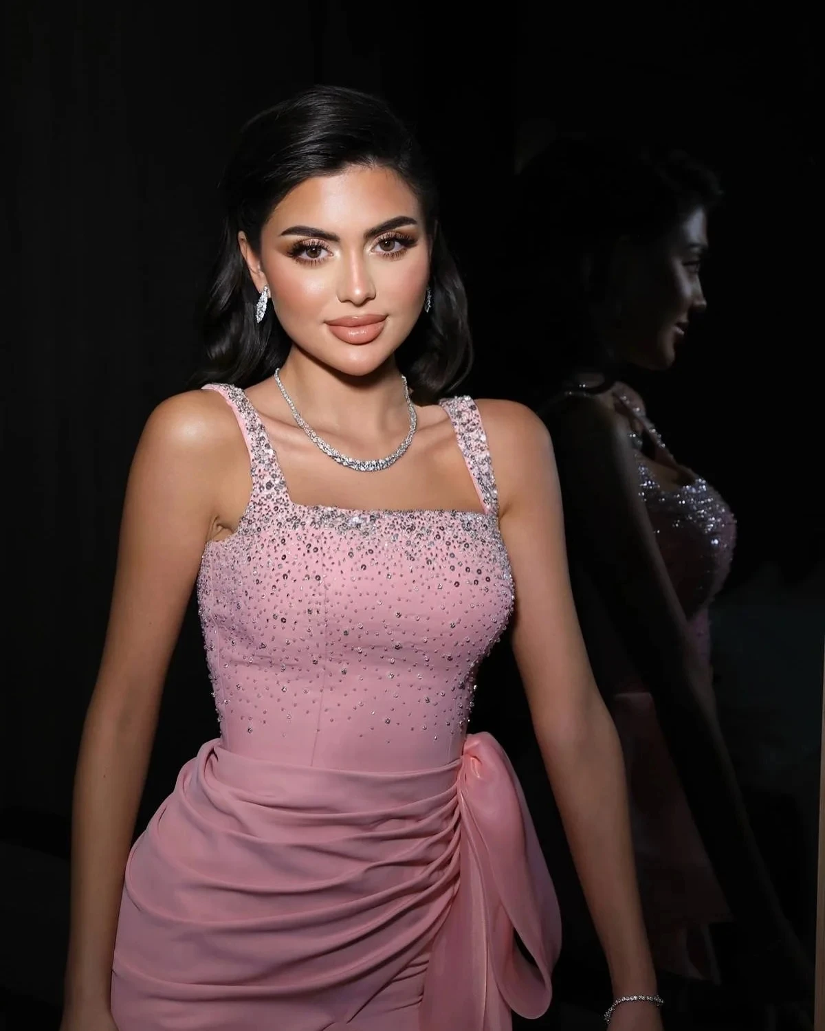 ชุดราตรีหรูหราสีชมพูแบบอาหรับสไตล์ดูไบ สายสี่เหลี่ยมประดับลูกปัด ผ้าซาตินยาว สำหรับงานพรอม งานประกวด งานปาร์ตี้ ชุดคริสต์มาส ชุดราตรี