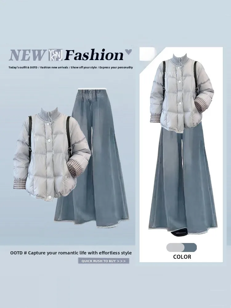 

Комплект из двух предметов: свободные хлопковые джинсы с высокой талией и удлиненная рубашка с воротником-стойкой. Зимний стиль, эффект стройности, комфортная посадка.