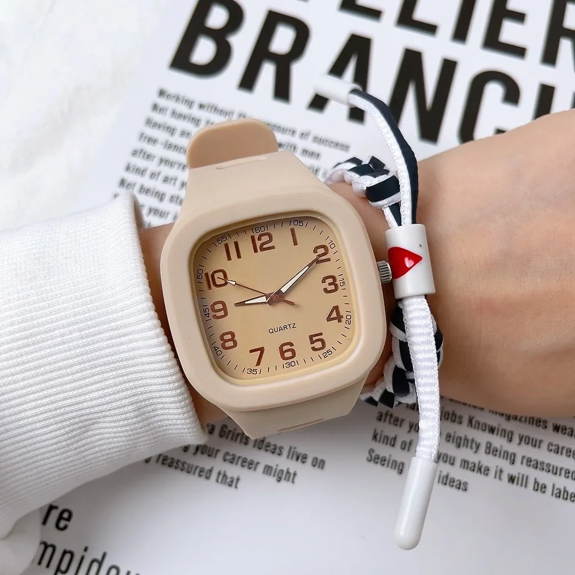 Orologio digitale al quarzo quadrato, tendenza pratica della moda per studenti e studentesse