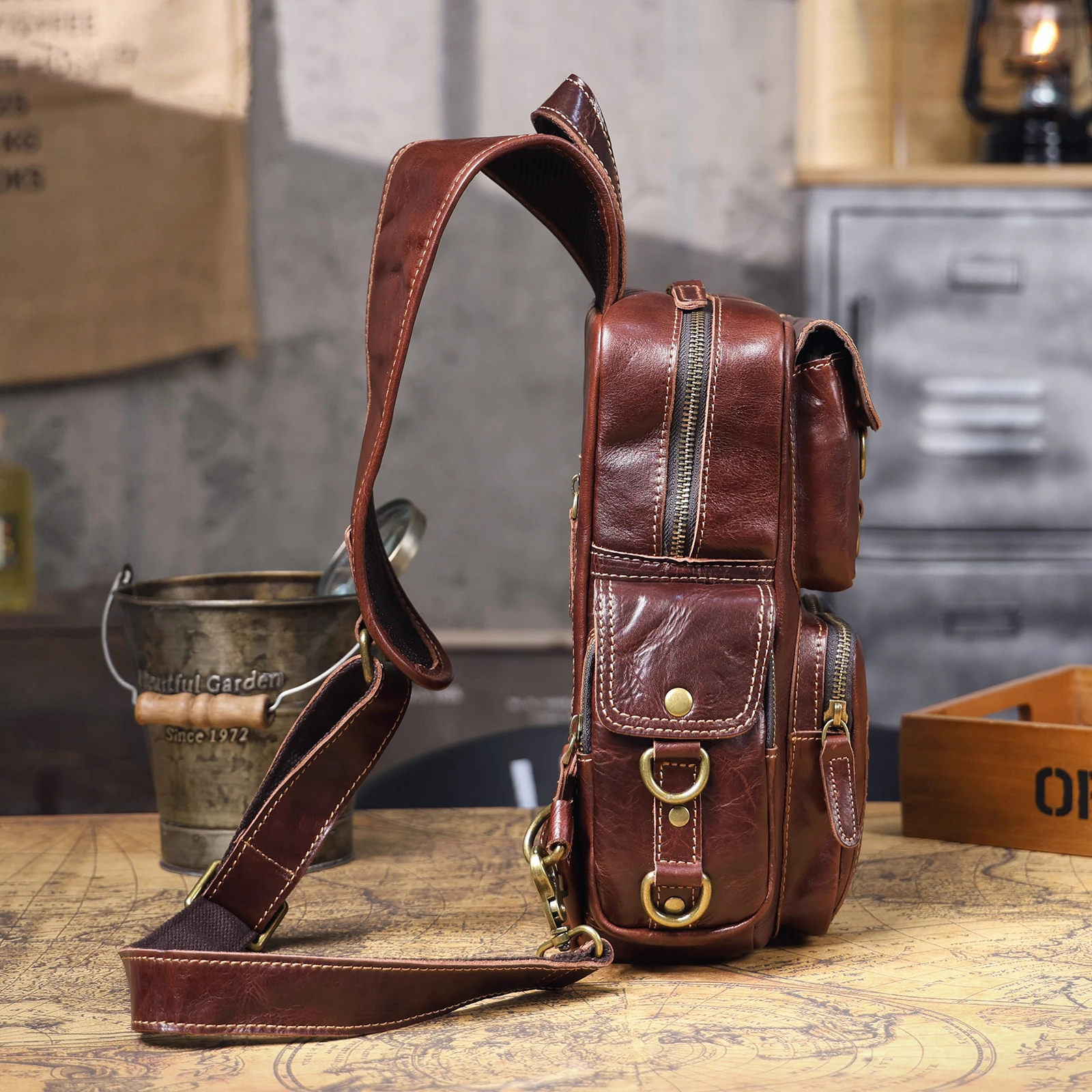 Vintage Echtleder-Brusttasche für Herren, Vollnarbenleder-Umhängetasche, Tagesrucksack mit großer Kapazität – Detail 17