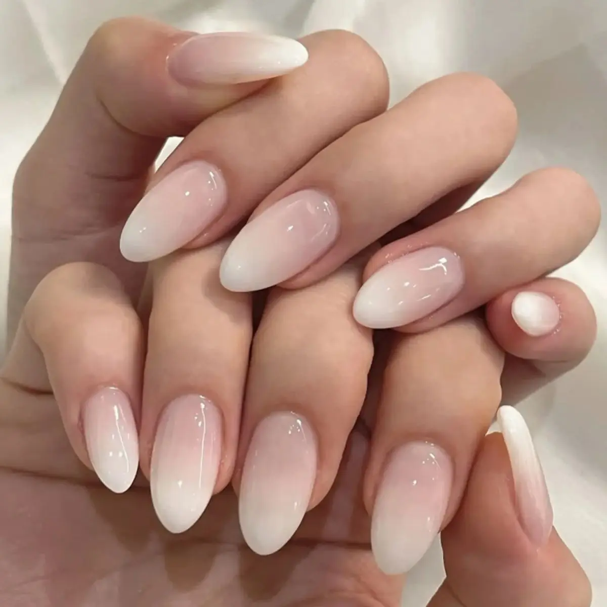 

French White Gradient Nude Almond Nail Art Fashion Simple Wearable Fake Nails Detachable Finished False Nails Press on Nails