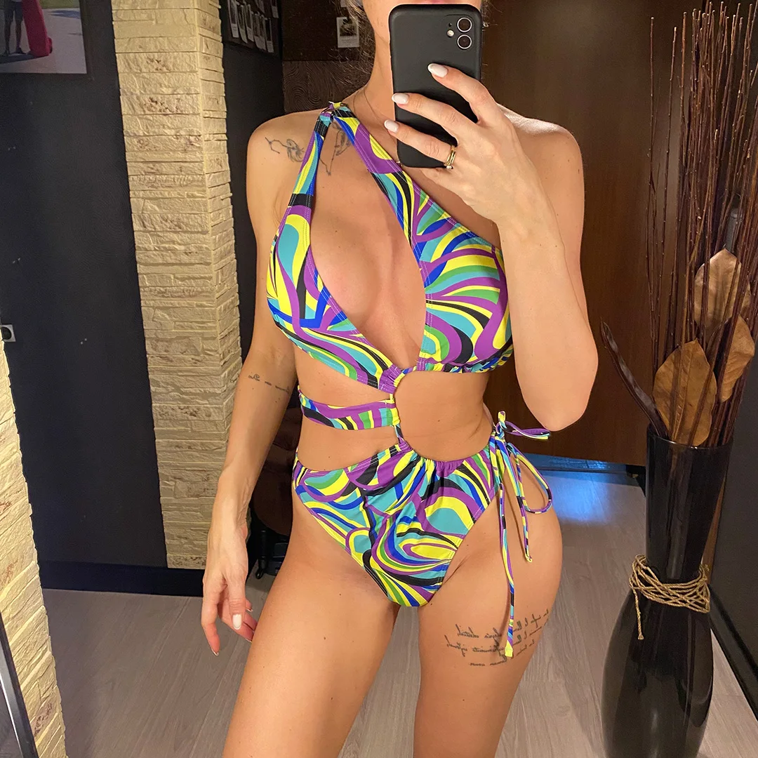 Asymmetrischer, bedruckter, ausgeschnittener, einteiliger Badeanzug mit einem Schulterträger für Damen, Badebekleidung, Monokini, gepolsterter Badeanzug, Badeanzug, Modell V4276. – Detail 2