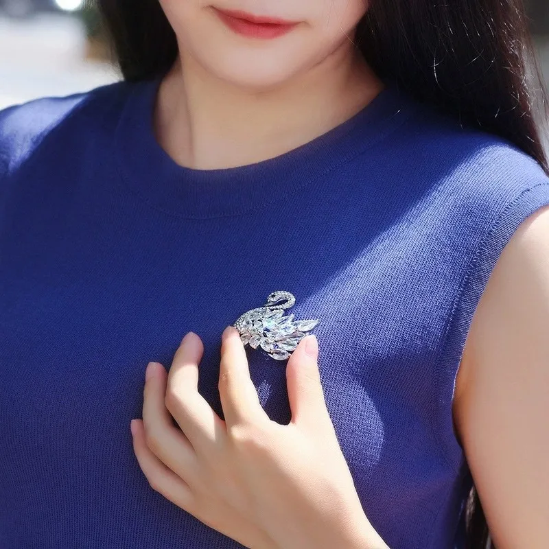 Elegant Crystal Swan Brooch for Women and Girls - Sparkling Rhinestone Animal Pin