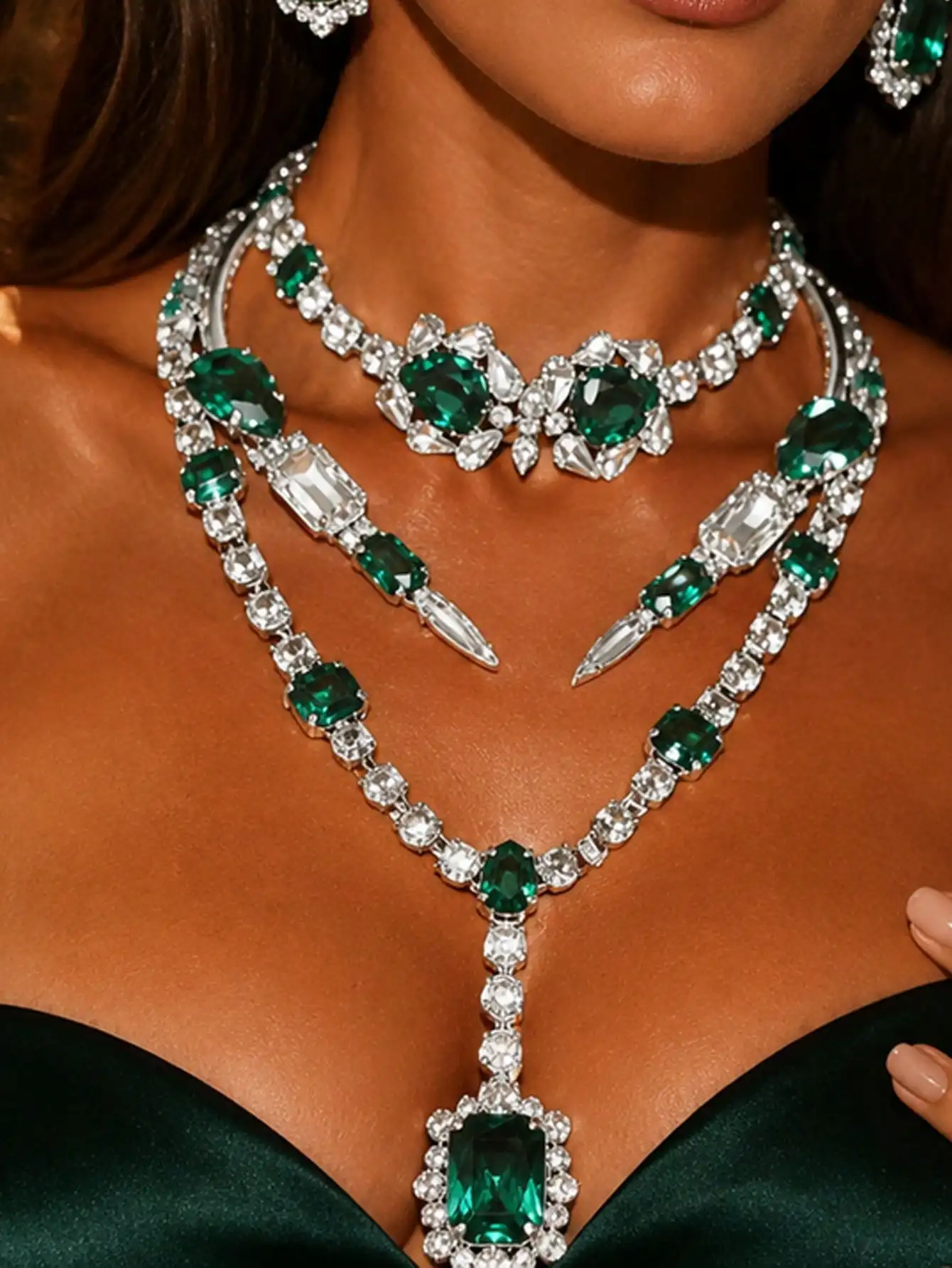 3-teiliges Set aus schichtweiser Halskette mit smaragdgrünen Kristallen, luxuriöse Statement-Halskette im Y-Drop-Stil für Partys, Abschlussbälle und Hochzeiten. – Detail 2