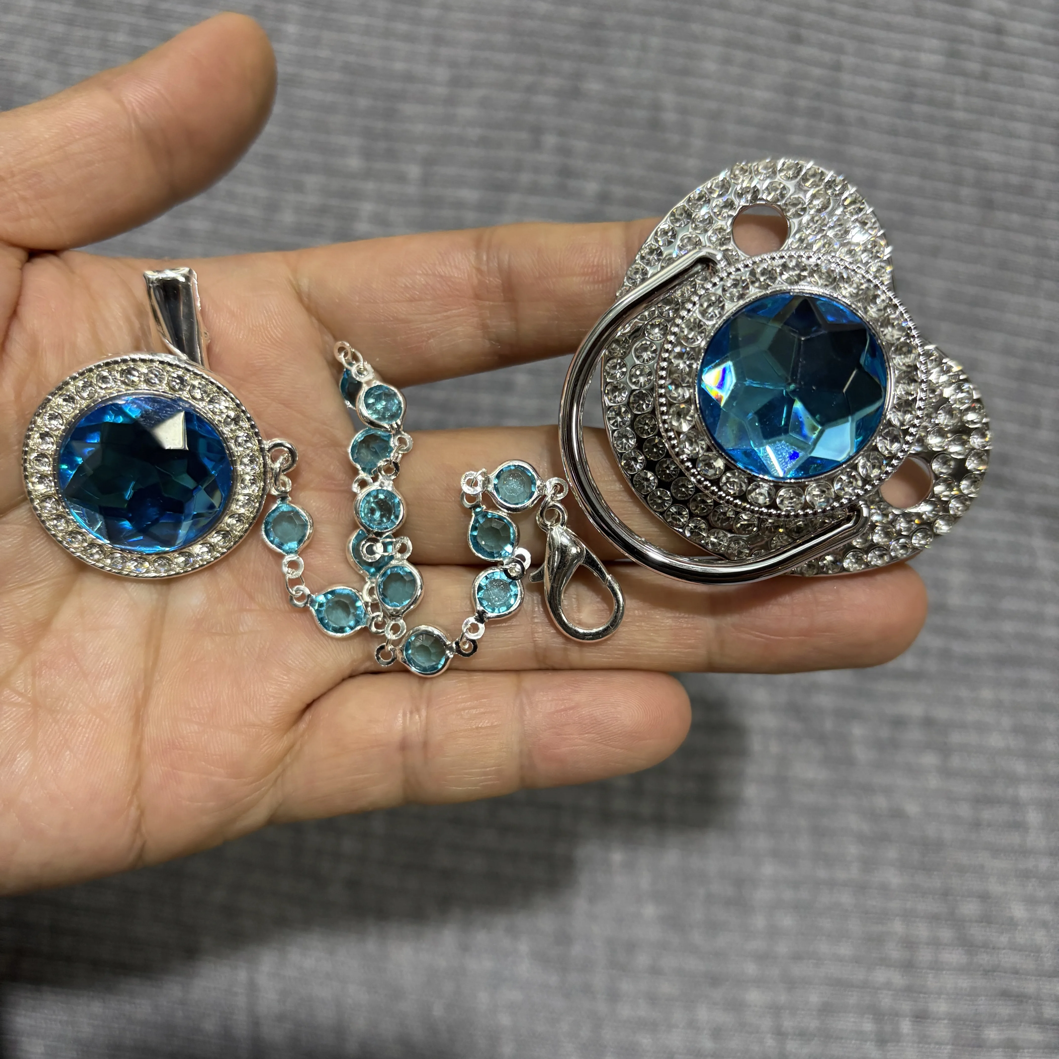 

Набор: роскошная пустышка с бриллиантами и цепочкой, блестящая пустышка с жемчужной цепочкой, подарок для новорожденного на выписку/на бэби-шауэр