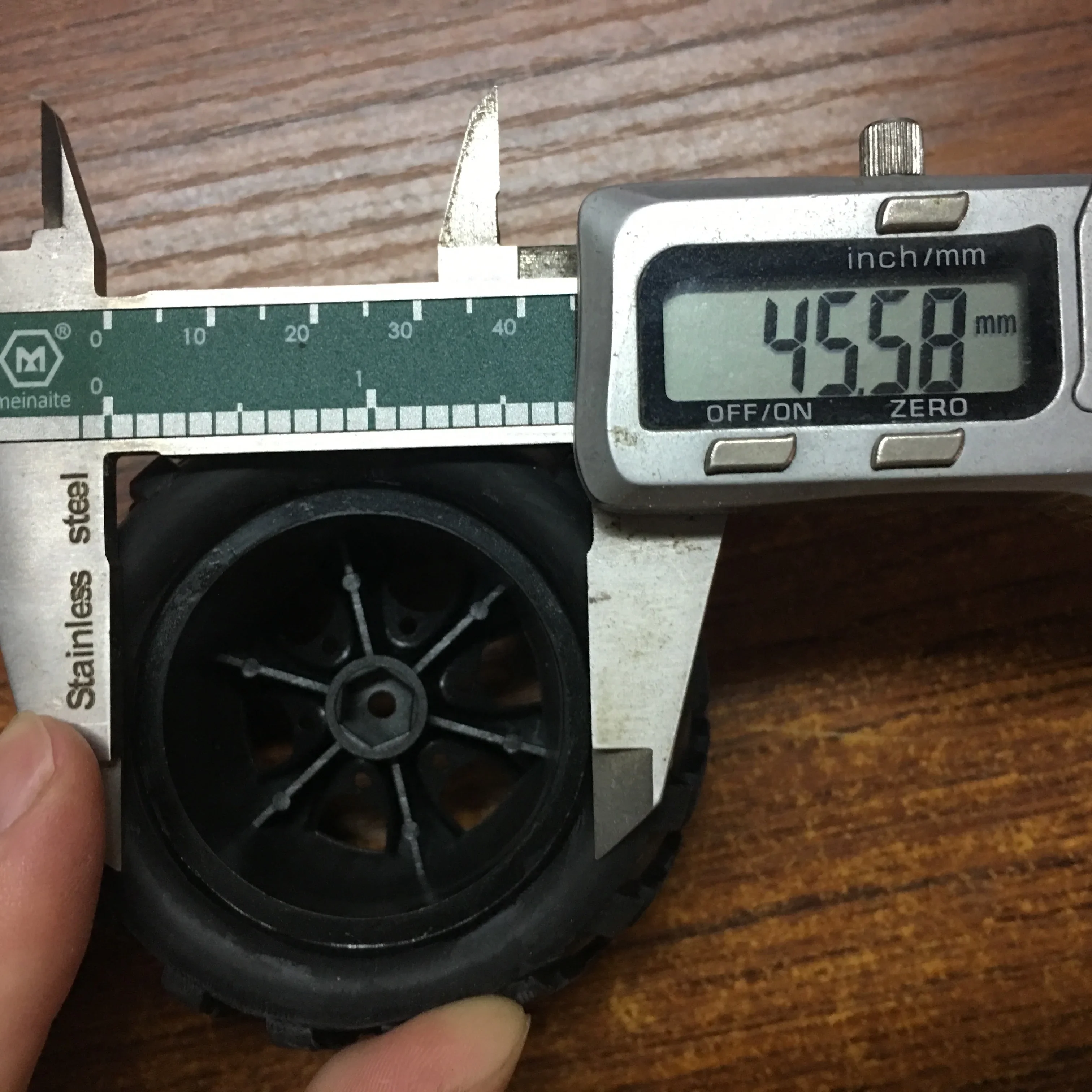 Wltoys A979タイヤ1/18 rcカースペアパーツA979-01/02アクセサリー (2左タイヤ + 2右タイヤ)