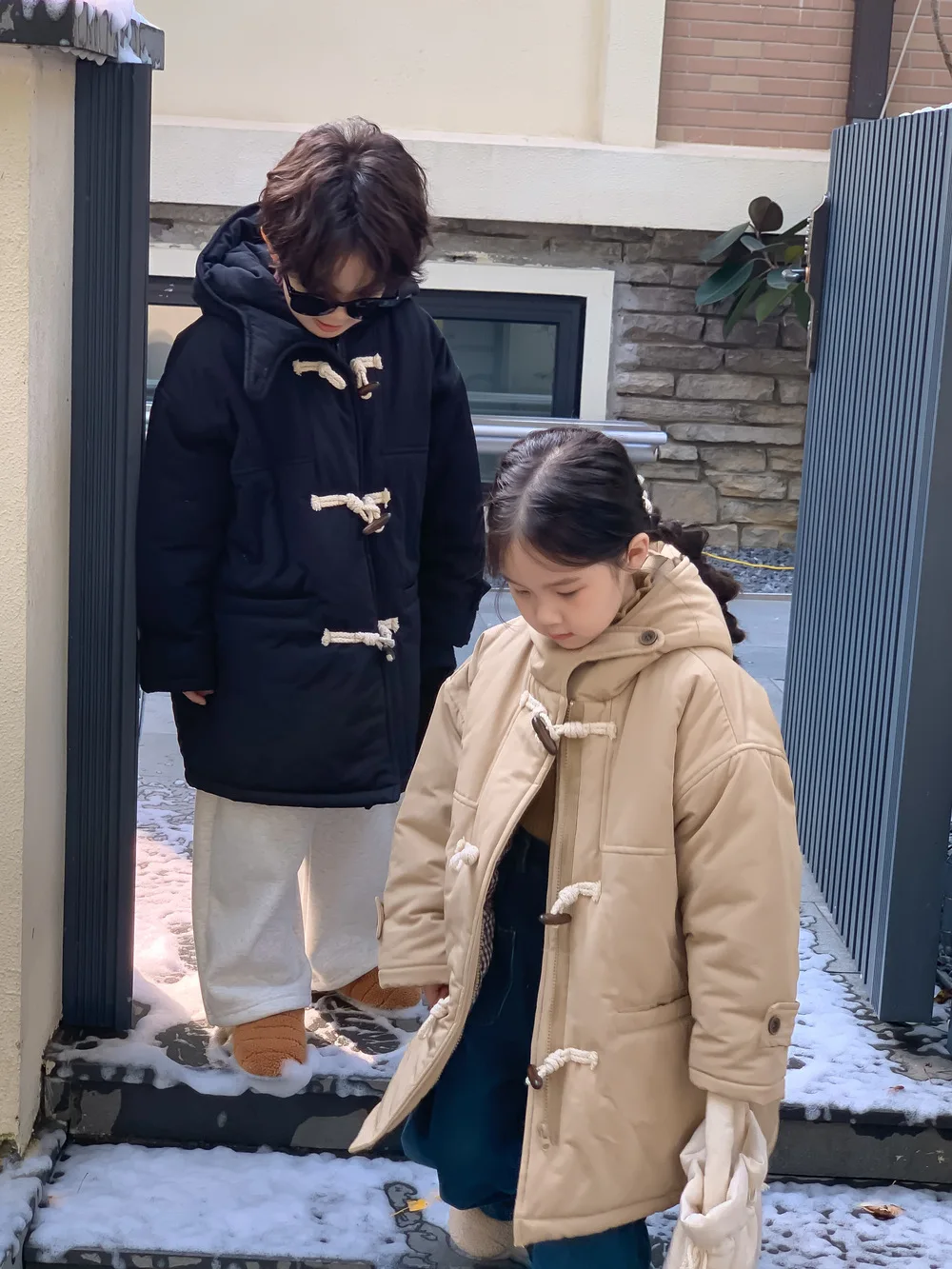 

Зимнее корейское клетчатое пальто для мальчиков и девочек 2025 г., детское толстое пальто с капюшоном среднего и длинного пальто