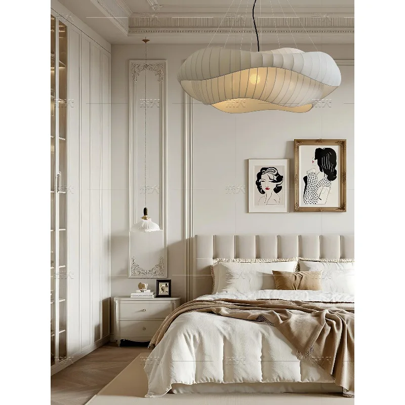 デザイナーによるフレンチミッドセンチュリーペンダント - クリーム色のファブリックライト、マルチスペースリビング、寝室＆ダイニング、スタイリッシュなロッジデコレーションに