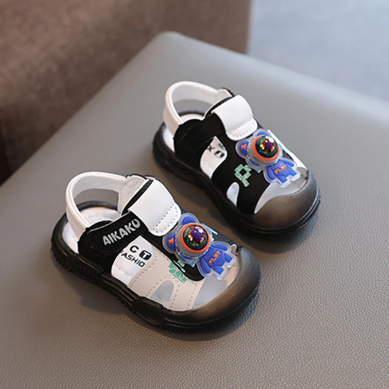 New Children Sandals Anti Slip Soft Sole Comfort Walking Shoes Boys Girls Flash Light Shoes Fashion Baotou Beach Shoes Baby Shoe