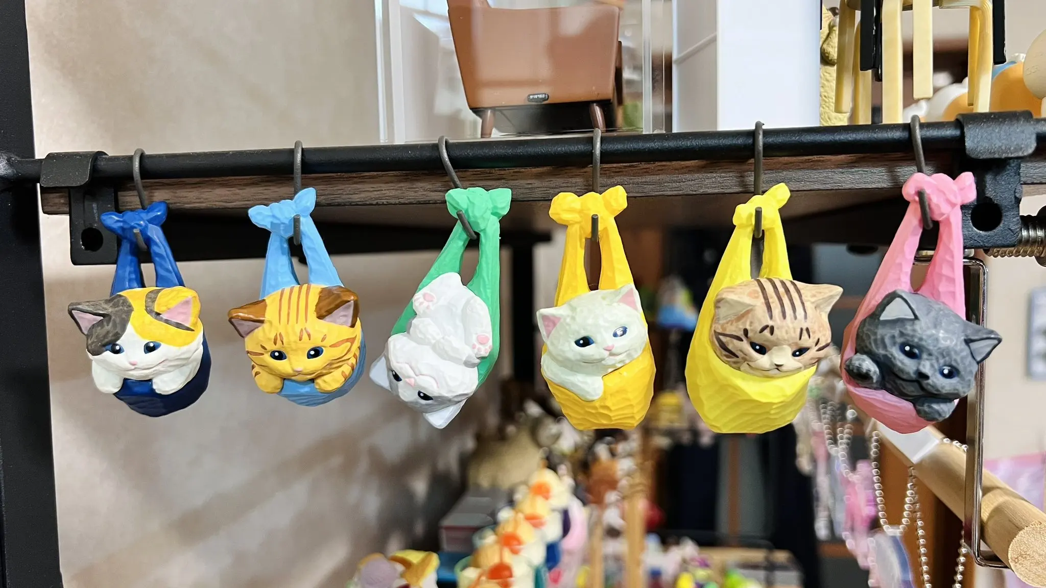 SO-TA capsule toys Sakura Hanabusa's cat wrap cute wood carving Kittens wrapped tightly in swaddles hang on pedestal figures