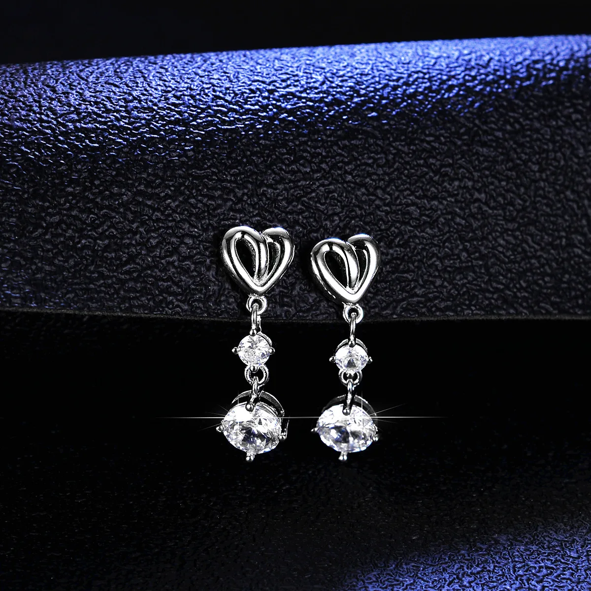 

Boutique PT950 platinum earrings for women, love four-claw earrings, simple and elegant 1 carat moissanite tassel earrings