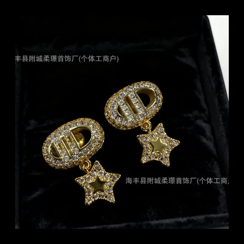 

Пара серег-гвоздиков Dijia с буквами, новые модные универсальные серьги-гвоздики с жемчугом и бриллиантами в стиле ретро