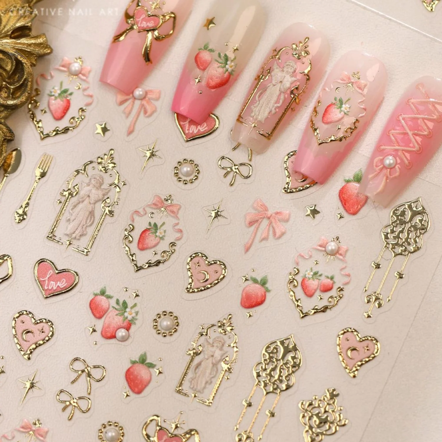 Süße Dessert-Nagelaufkleber 5D Goldrand Rosa Erdbeere Perle Schleife Engel Herz Besteck Band Linie Nagelsticker Maniküre Deko