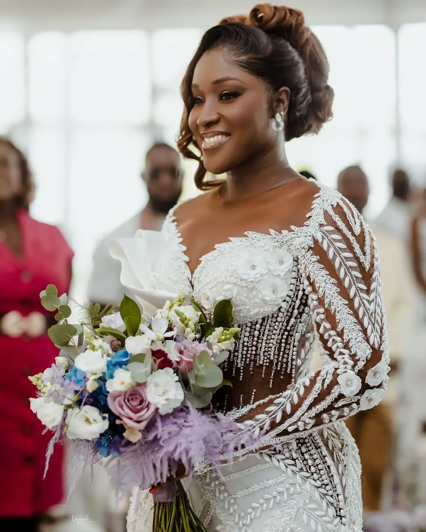 カスタムメイドのアラビア風プラスサイズ、白いマーメイドラインのウェディングドレス、レースとパールをあしらったフルスリーブのブライダルガウン