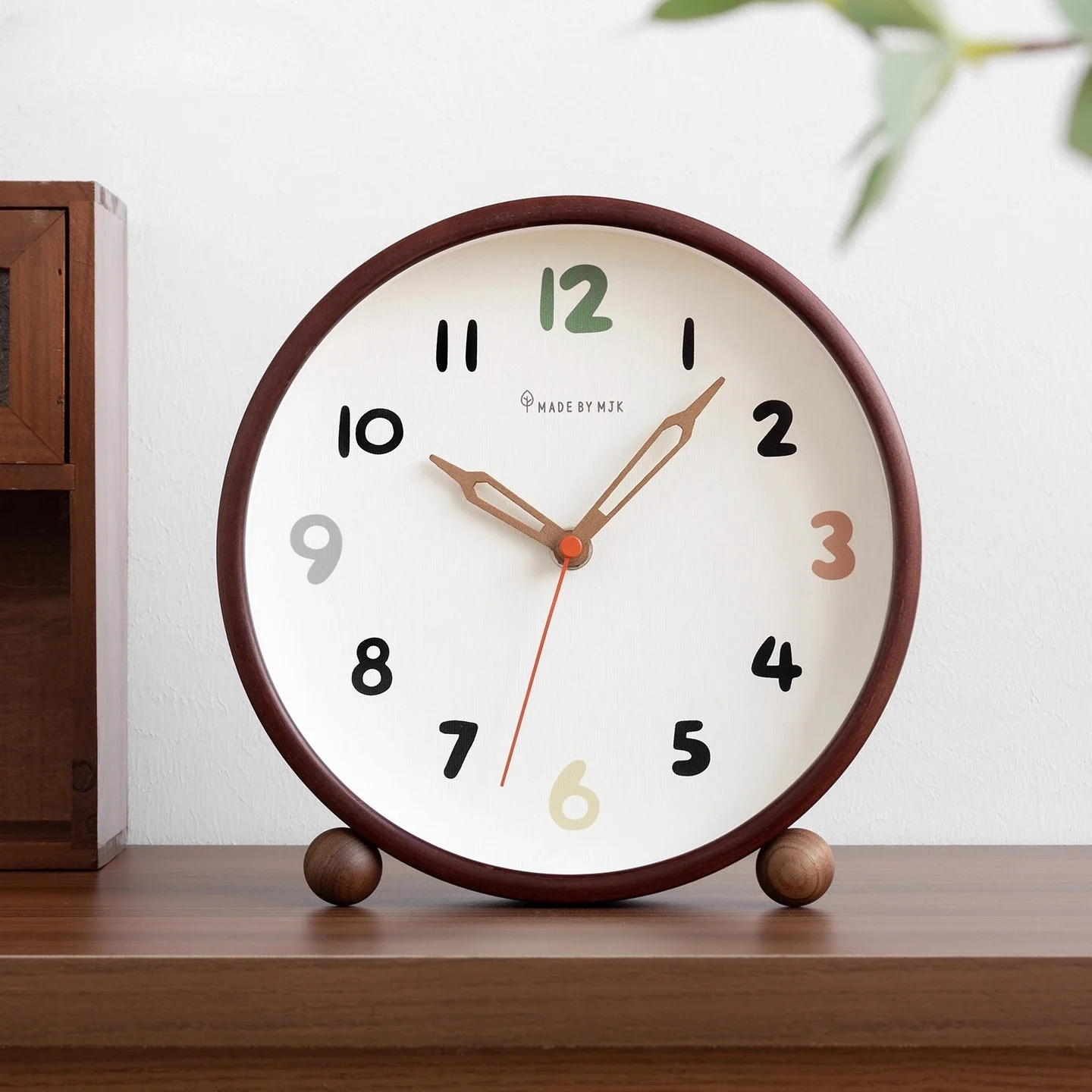 2025 New Creative Countertop Clock Large Solid Wood Clock for Living Room Desktop Decoration Silent Table Clock