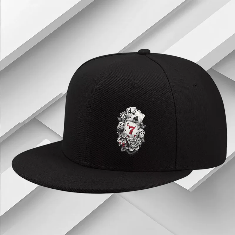 Eine Hip-Hop-Baseballkappe mit Aufdruck von Spielkarten und Würfeln, verstellbar für Männer und Frauen, geeignet für Street Fashion und Outdoor.