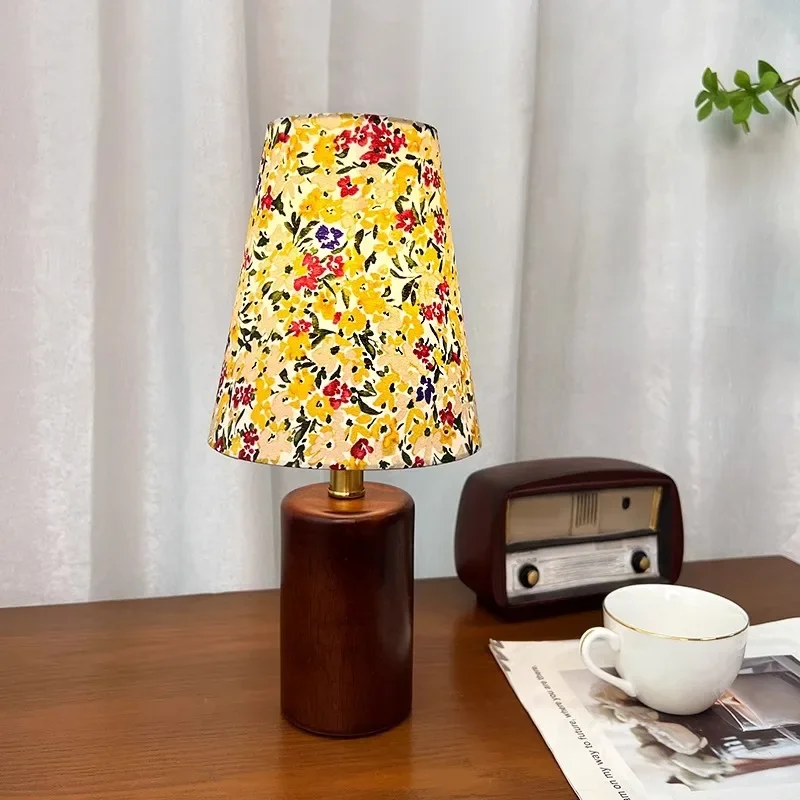 

French retro style solid wood floral table lamp