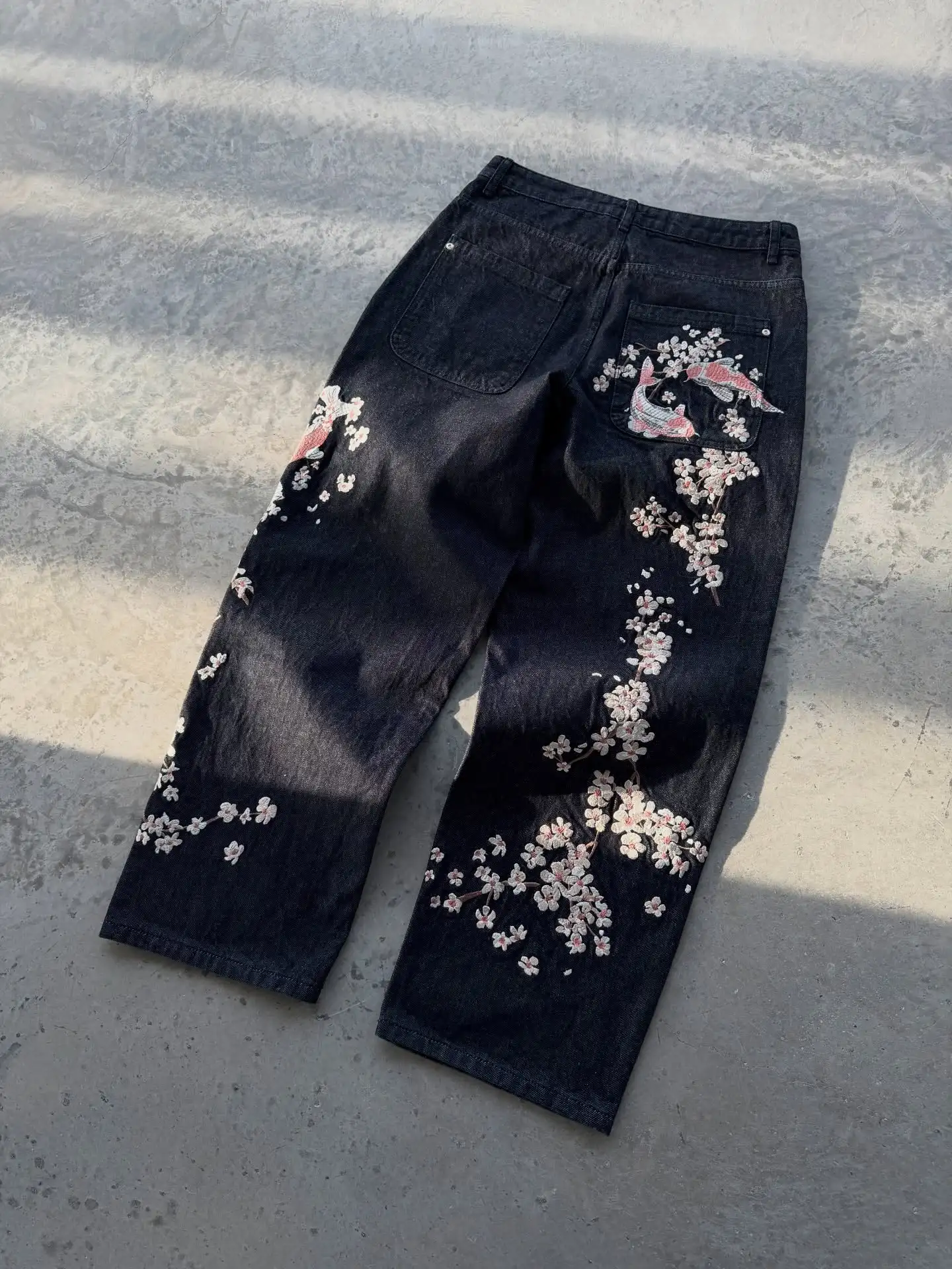 Y2K Retro Casual Straight-Wide Leg Jeans im Street-Style, Gothic Hip-Hop Punk Mode mit Koi- und Kirschblüten-Stickerei, Unisex – Detail 4