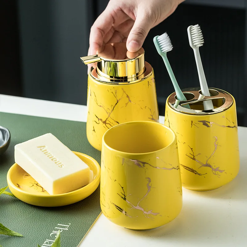 

Набор для ванной комнаты из керамики класса люкс: стакан для полоскания рта, стакан для зубных щеток, декоративный элемент, комплект из четырех предметов.