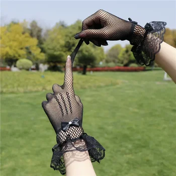 Sexy Spitze Aushöhlen Sonnenschutz Handschuh Frauen Zeremonie Etikette Schwarz Weiß Mesh Fäustlinge Sommer Dünne Atmungsaktive Weiche Elastische Handschuh
