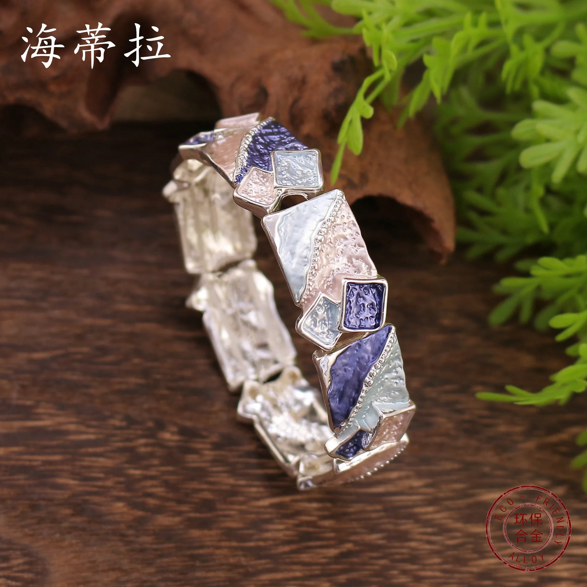 

Аксессуары для самостоятельного изготовления: эластичный браслет с эмалевыми цветными квадратными геометрическими элементами, женский простой и стильный браслет с нерегулярными квадратными элементами.