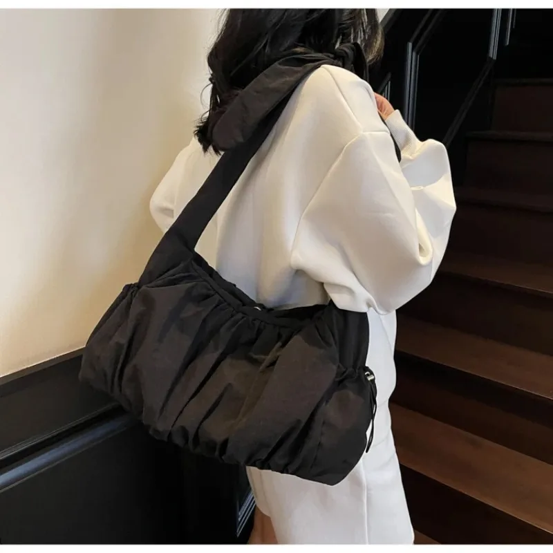 نايلون الصلبة زيبر حقائب كتف عادية بسيطة حقيبة عالية الجودة للنساء 2025 رائجة البيع حقائب كروسبودي عصرية متعددة الاستخدامات