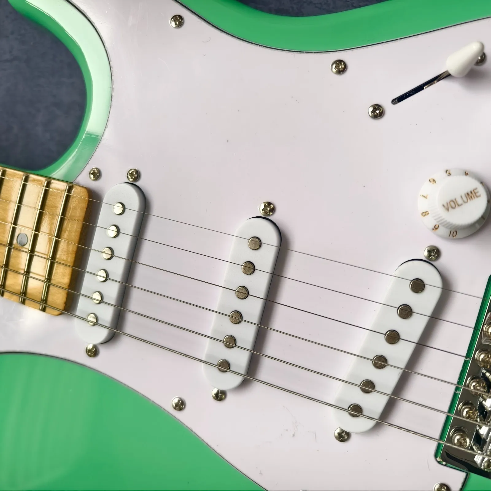 

2026 new Green style Guitar 3S Pickup White Pickguard Maple Neck