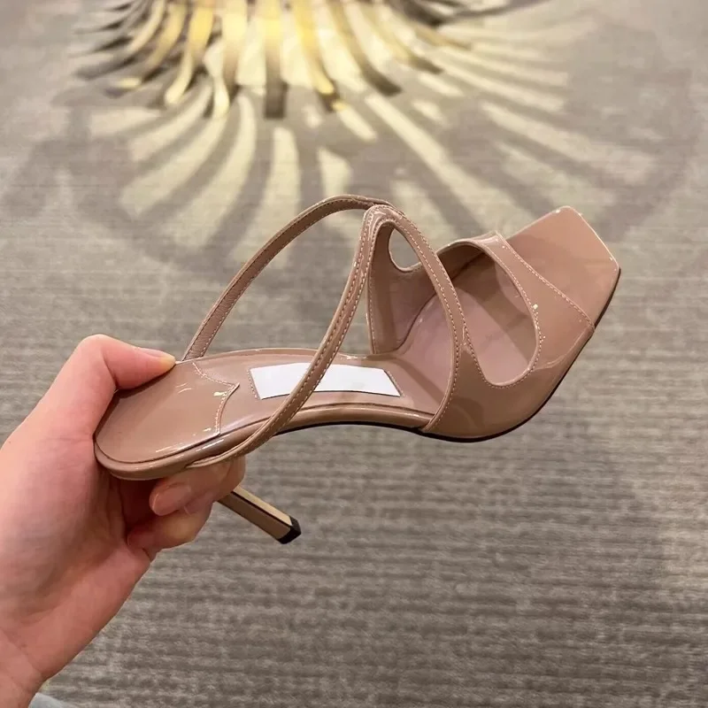 Sandalias de verano de Color desnudo para mujer, zapatillas con punta abierta y tacón fino con cabeza cuadrada, prendas de vestir, tacones altos elegantes para mujer 2025