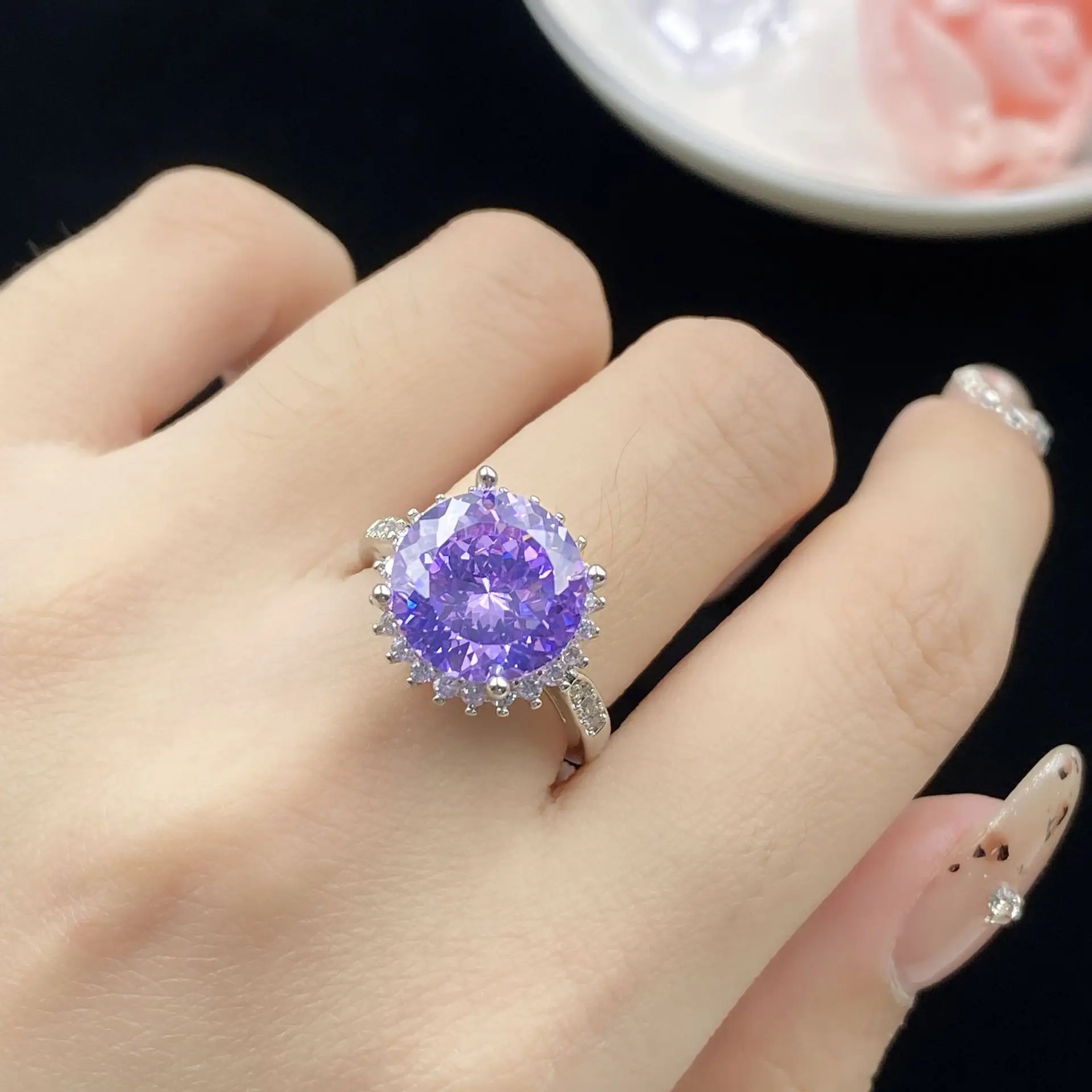 Sparkling 5-carat Starry Sky Cut Purple Lithium Zirconia Fluorescent Lamp Color Change Full Zircon Charm Fashion Open Ring for W