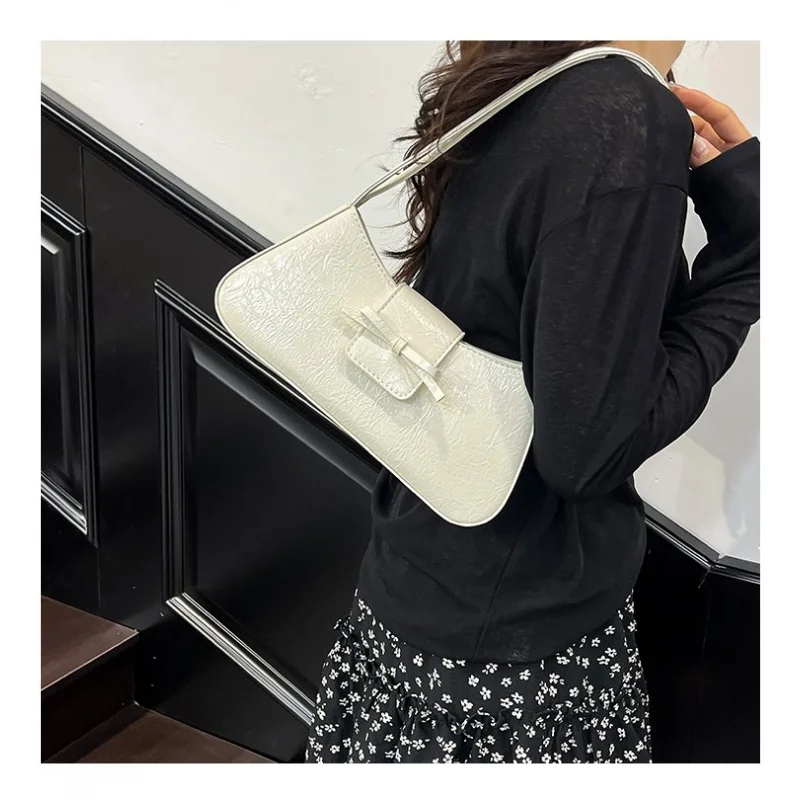 

Superior Women's Crossbody-Bag Made Of Lizard-Print Leather Featuring Elegant Trendy Spacious Soft Daily Modern Look​