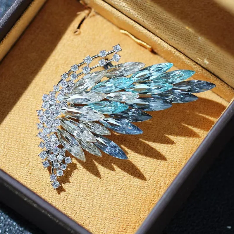 

A Niche Design Half-sided Butterfly Pin Elegant Gradient Crystal Collectible Figurine Model Gift Back To School Anime Toys