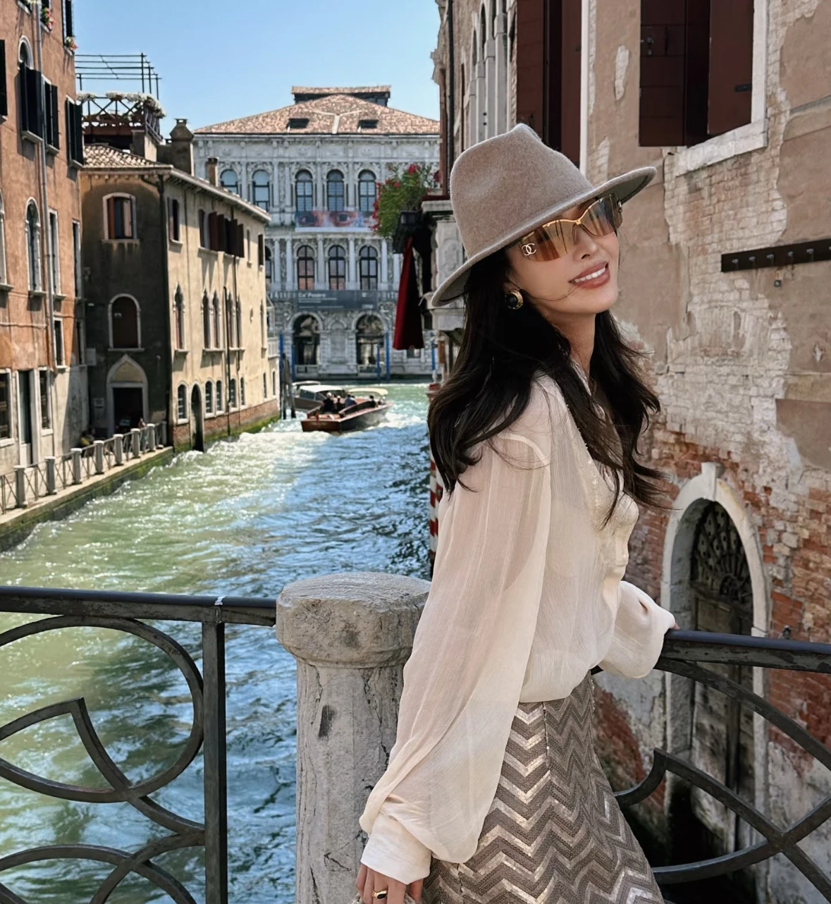 elegante-sombrero-de-jazz-australiano-retro-de-lana-en-colores-mezclados-para-mujer-moda-otono-invierno-con-forma-elegante-que-crea-un-ambiente-sofisticado