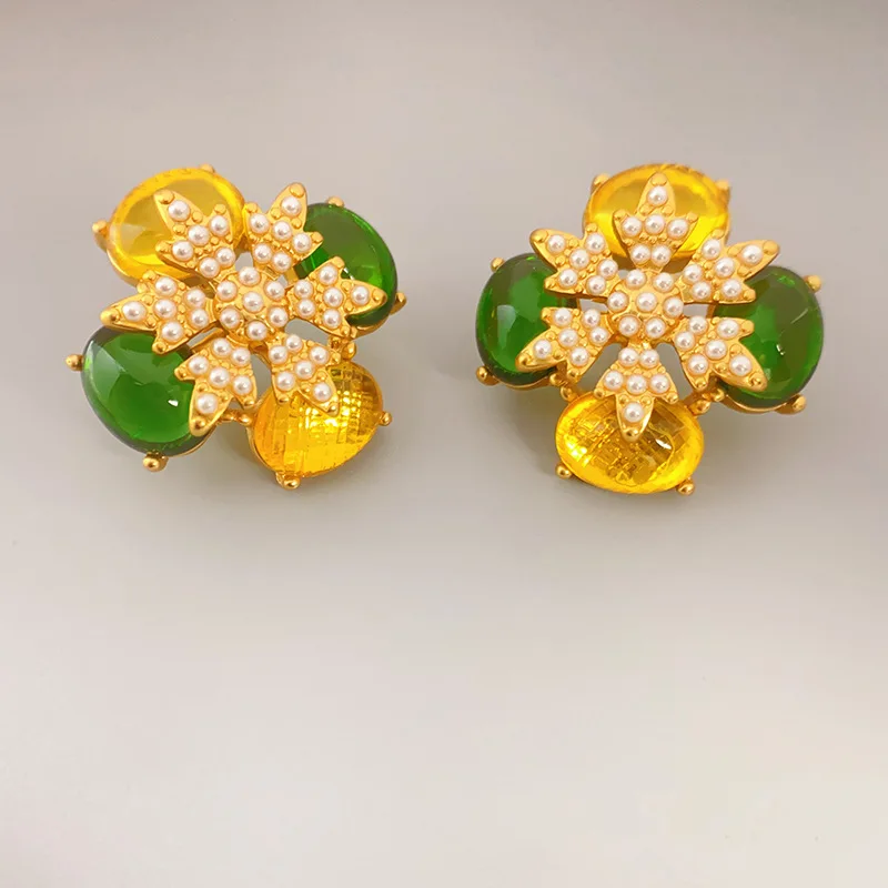 

New Palace Style Medieval Candy White Mini Glass Pearl Earrings Design Style Niche Light Luxury Retro Highend Ear Clip for Womom