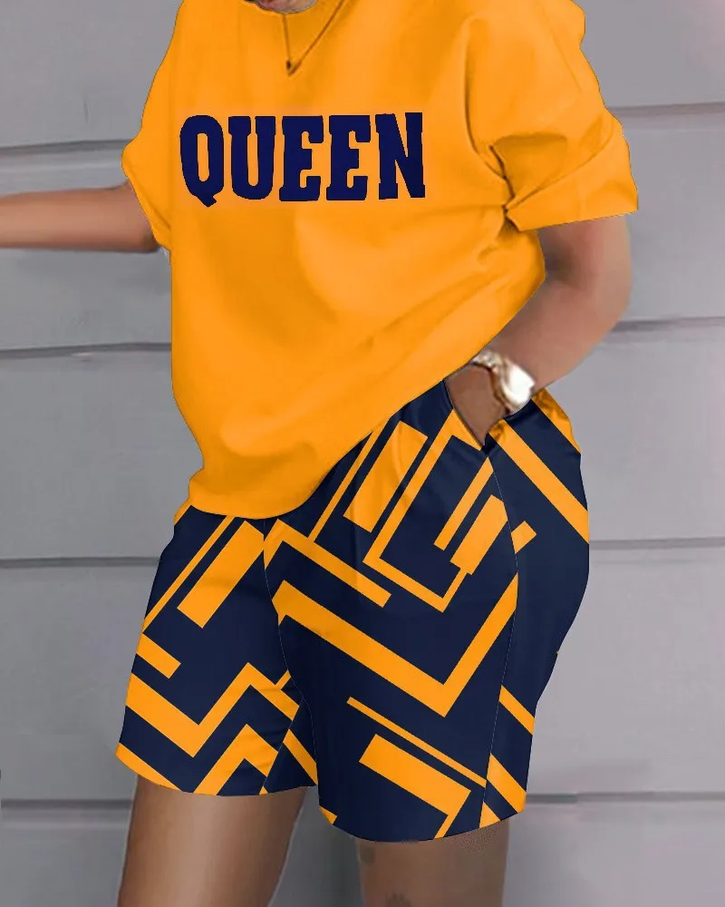 

Женский костюм из футболки с круглым вырезом и шортов с карманами